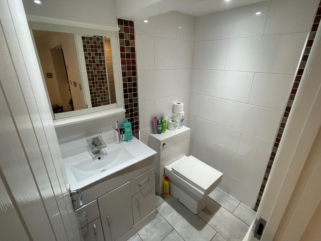 Lot: 4 - WELL PRESENTED FLAT FOR INVESTMENT - Shower room with W.C.